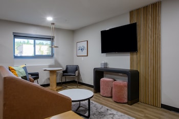 Suite, 1 King Bed (Walk-In Shower)