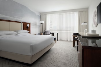 Club Room, 1 King Bed, Harbor View
