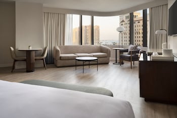 Junior Suite, 1 King Bed, Harbor View (Mobility Accessible, Roll-in Shower)