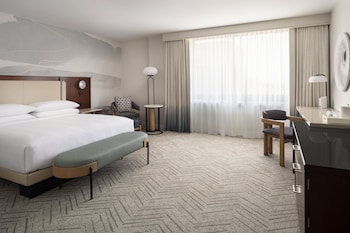 Room, 1 King Bed, Balcony, Corner (Harbor View)