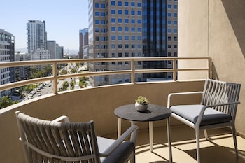 Room, 1 King Bed, Balcony, Corner (Harbor View)