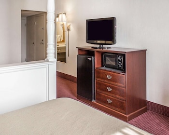 Suite, 1 Queen Bed with Sofa bed, Non Smoking