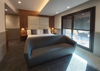 Superior Suite, 1 King Bed, Non Smoking, Terrace