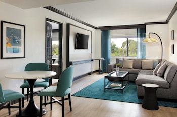 Luxury Suite, 1 Bedroom, Pool View