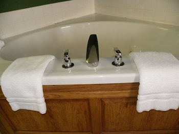 Suite, 1 King Bed, Jetted Tub