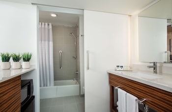 Room, 1 Queen Bed, Lanai, Oceanfront (Mobility & Hearing, Bathtub)
