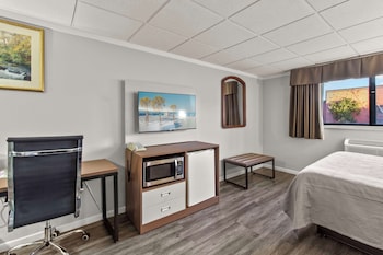 Room, 1 Queen Bed, Non Smoking (Upgrade)