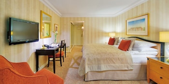 Classic Room, 1 King Bed, Accessible Bathtub, Club Lounge Access (Accessible Bathtub)