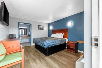 Room, 1 King Bed, Accessible, Smoking