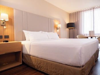 Standard Room, 1 King Bed, Club Lounge Access