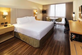 Standard Room, 1 King Bed, Club Lounge Access