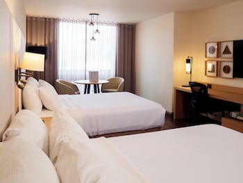 Standard Room, 2 Queen Beds (Low Floor)