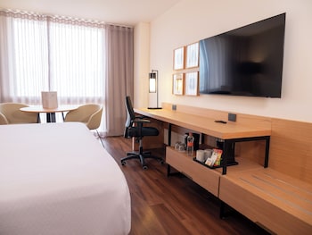Standard Room, 1 King Bed (Low Floor)
