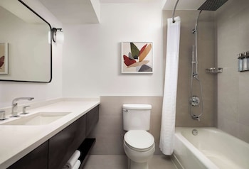 Deluxe Room, 1 King Bed, Mobility Accessible (Bathtub)