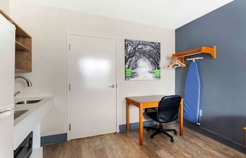 Studio, 1 King Bed, Non Smoking