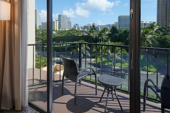 Room (Diamond Head View)