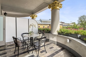 Junior Suite with Corner Balcony