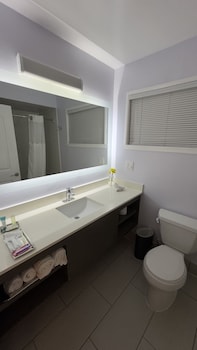 Deluxe Room, 1 King Bed, Bathtub (Non Smoking 1 King Room)