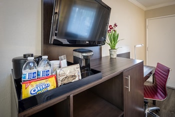 Deluxe Room, 1 Queen Bed (Non Smoking 1 Queen Room- Accessible)