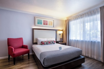 Deluxe Room, 1 Queen Bed (Non Smoking 1 Queen Room- Accessible)