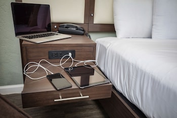 Deluxe Room, 1 Queen Bed (Non Smoking 1 Queen Room- Accessible)