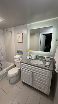 Deluxe Room, 2 Queen Beds, Bathtub (Non Smoking 2 Queen Room- Bathtub)