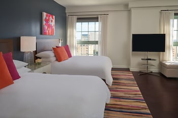 Room, 2 Queen Beds, City View (Mobility/Hearing Access, Roll-In Shwr)