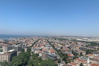 Deluxe Room, 1 King Bed, City View