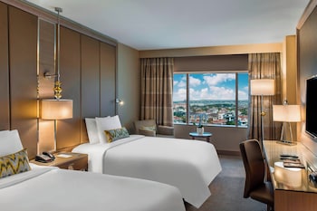 Club Room, 2 Twin Beds, City View