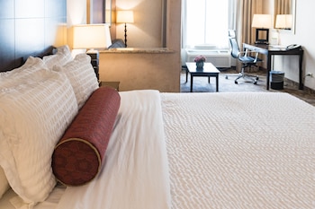Suite, 1 King Bed with Sofa bed, Non Smoking