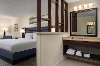 Room, 1 King Bed, Balcony (Hearing, Top Floor)