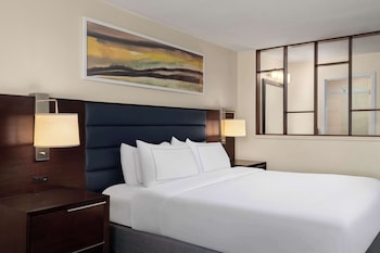 Room, 1 King Bed, Balcony (Hearing, Top Floor)
