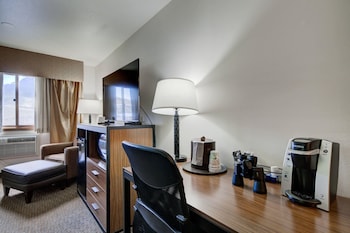 Standard Room, 1 King Bed, Non Smoking, Mountain View