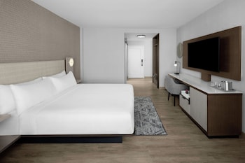Higher Floor 1 King Bed (Mobility Accessible w/ Tub)