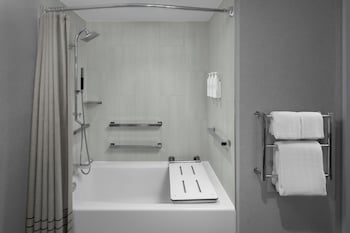 Higher Floor 1 King Bed (Mobility Accessible w/ Tub)