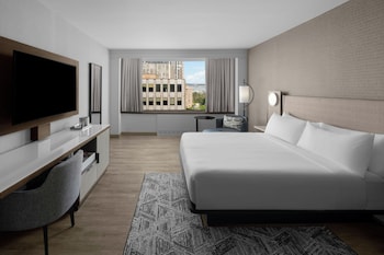Higher Floor 1 King Bed (Mobility Accessible w/ Tub)