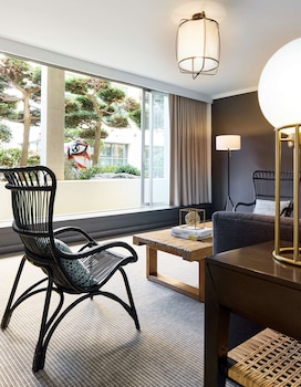 Suite (Consulate)