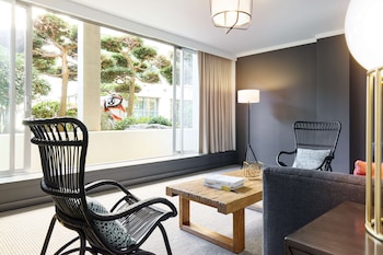 Suite (Consulate)