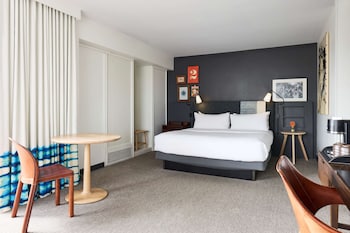Room, 1 King Bed, Corner