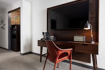 Suite (Consulate)