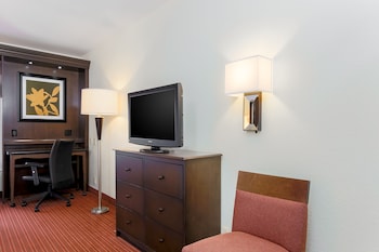 Room, 2 Queen Beds, Accessible, Bathtub
