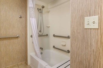 Room, 2 Queen Beds, Accessible, Bathtub