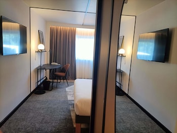 Executive Room, 1 Queen Bed with Sofa bed (Executive)