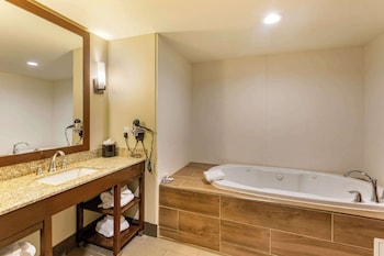 Suite, 1 King Bed with Sofa bed, Non Smoking, Jetted Tub