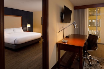 Suite, 1 King Bed, Non Smoking (2 Bedrooms)