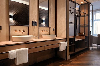 The Emperors Crown Suite