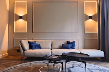 The Emperors Crown Suite
