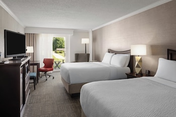 Room, 2 Queen Beds, Mobility Accessible (Accessible Tub)