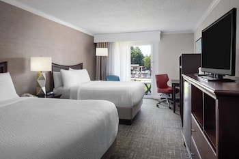 Room, 2 Queen Beds, Mobility Accessible (Accessible Tub)