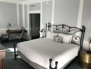 Standard Room, 1 King Bed, Accessible, Historic View